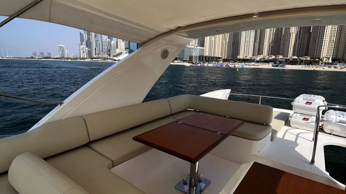 Azimut 3 أصدقاء