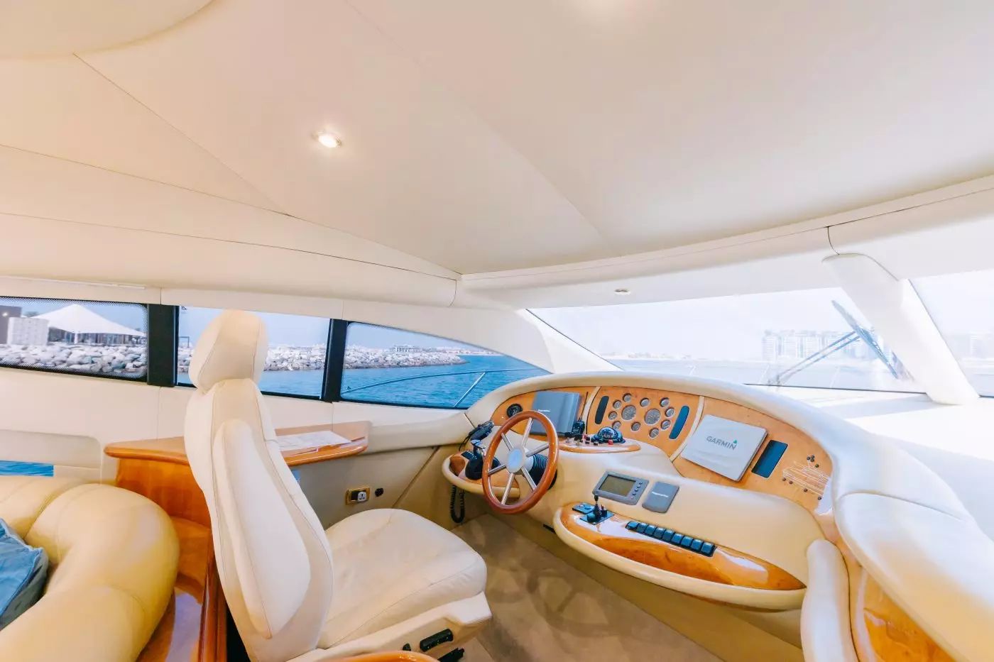 Azimut 68 أميرة