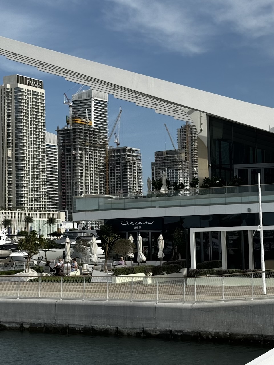Passeggiata in yacht a Dubai: Apri la porta ai tesori della baia