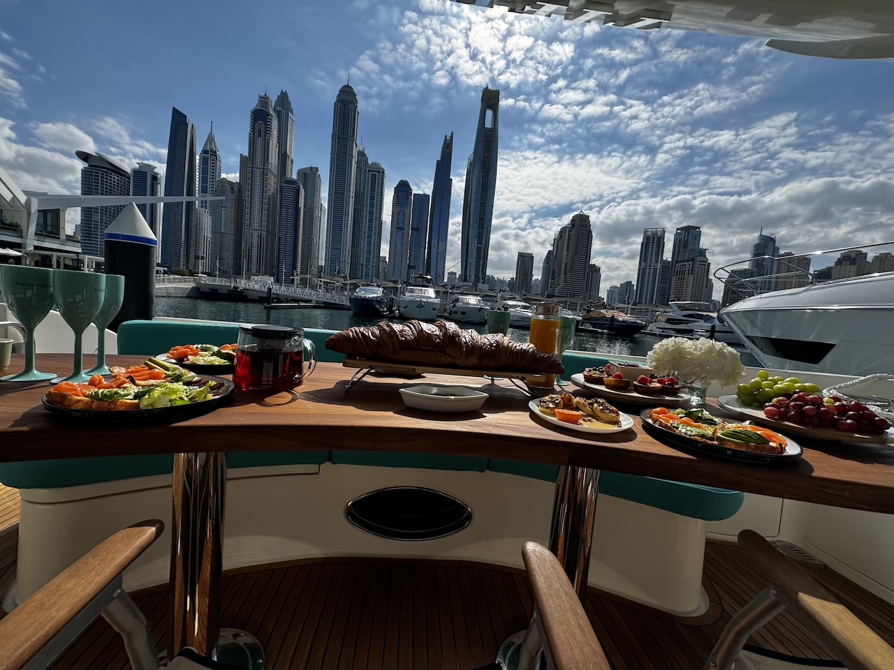 Yacht pour anniversaire à Dubaï : Une fête unique parmi les vagues