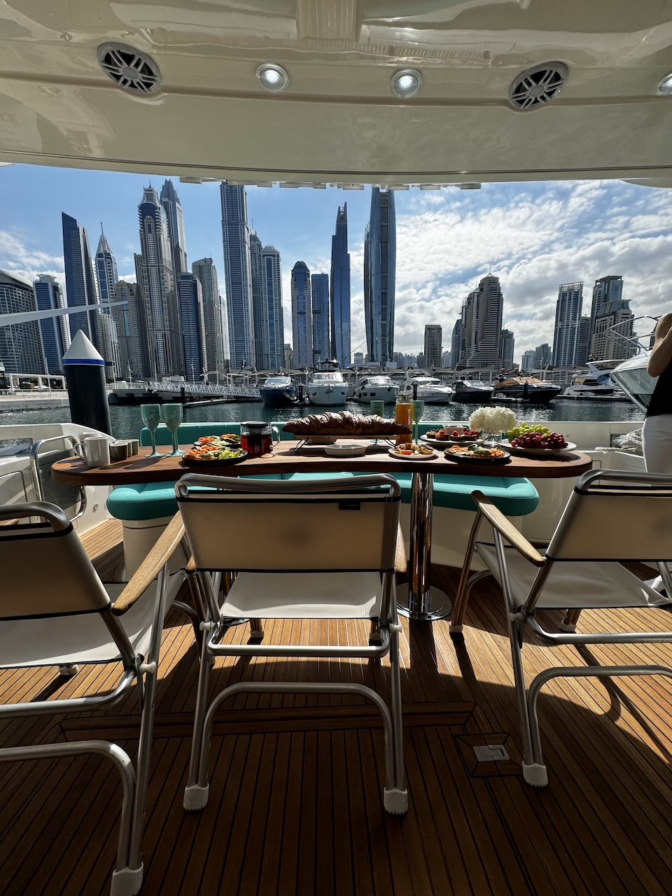 Yacht rental in Dubai for an hour: Immersion in the world of luxury