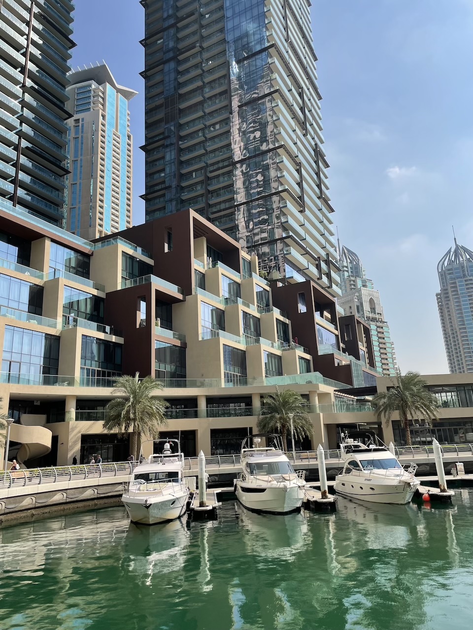 Alquiler de yates en la Marina de Dubái: Un viaje envuelto en lujo