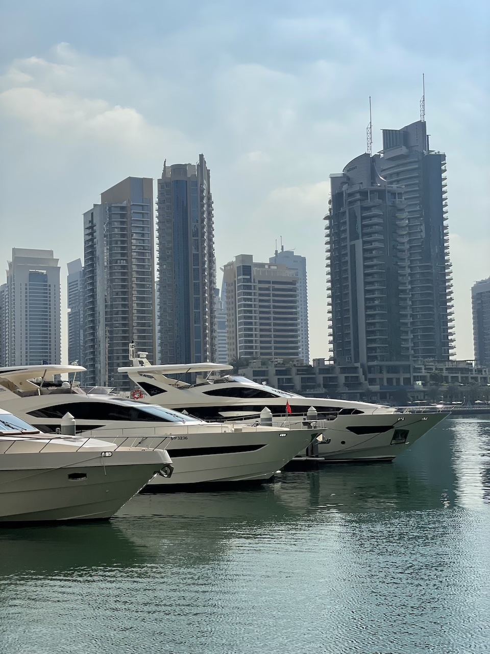 Yacht tour in Dubai Marina: Discover the magic of the bay