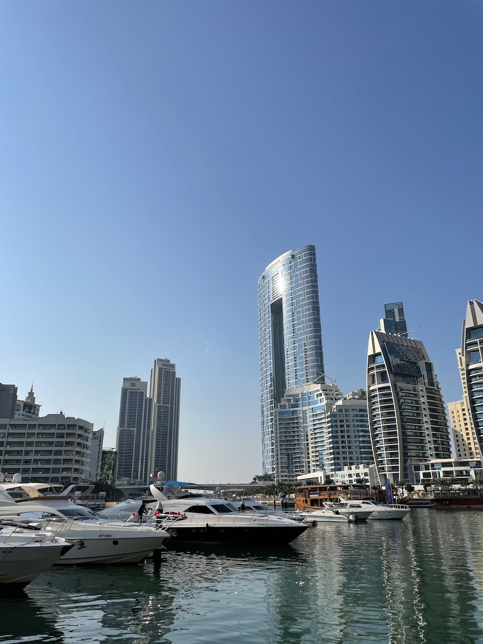 Alquiler de un yate de 70 metros en Dubai: palacio flotante con piscina en proa