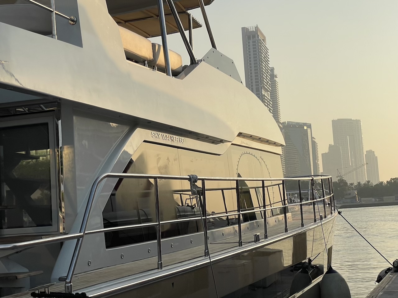Excursión en yate en la Marina de Dubai: Un viaje a través de los espejos de agua del tiempo