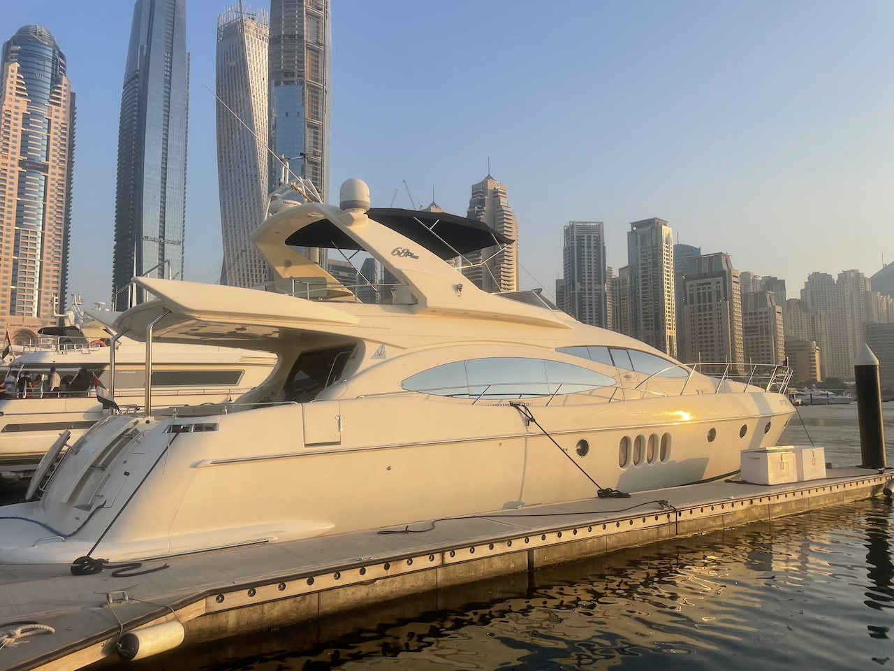 Аренда моторной яхты в Дубае: Одиссея через волны роскоши