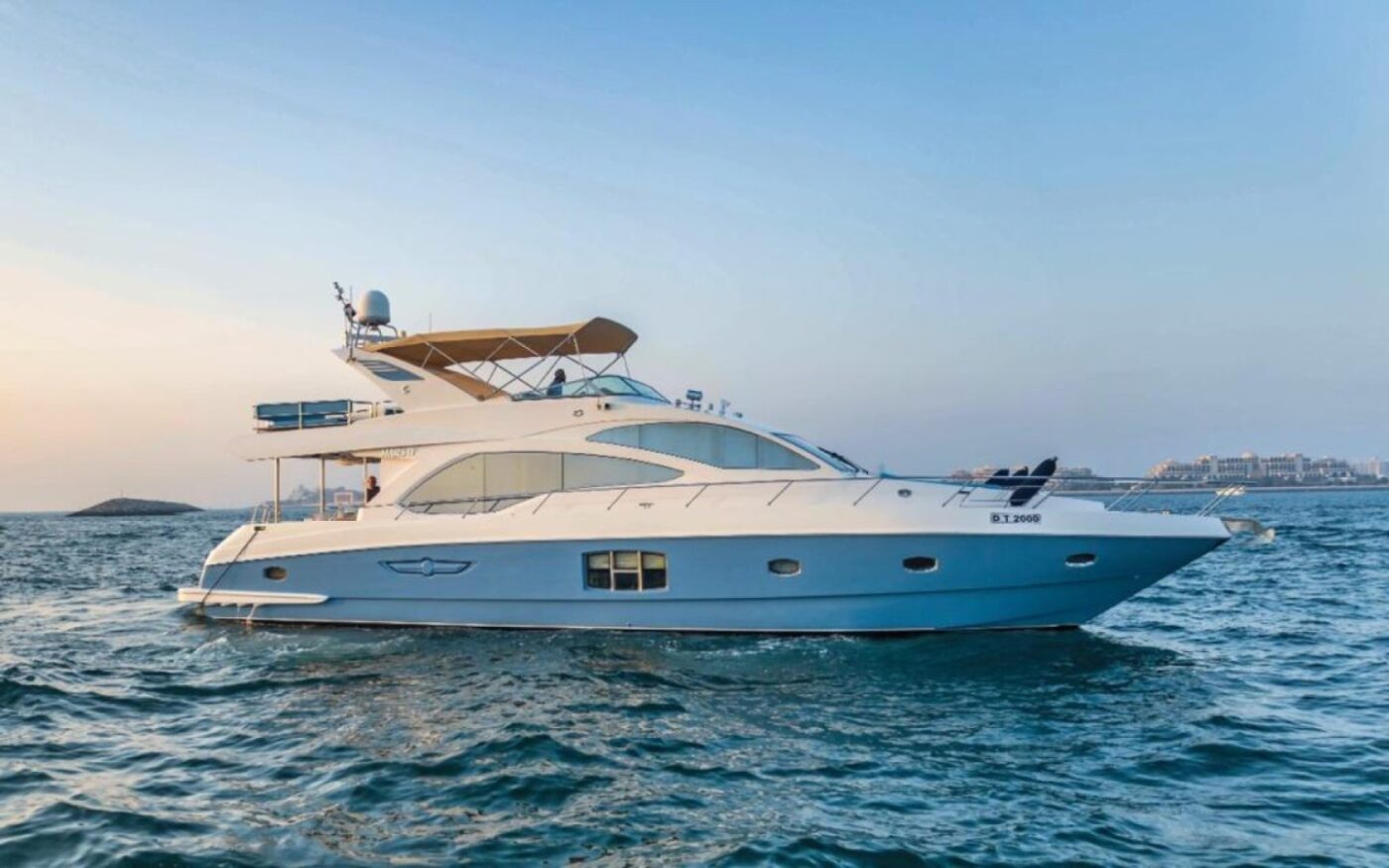 Firmenyachtcharter in Dubai mit Blick auf die Yachten der Scheichs: Ein Elite-Event im Herzen des Persischen Golfs