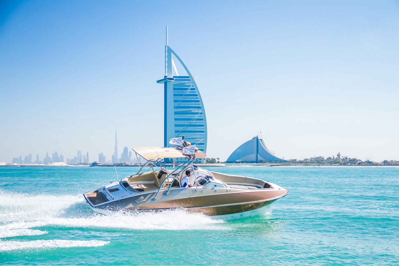 Yacht excursion in Dubai: The grandeur of the city with a view of the yachts of the sheikhs