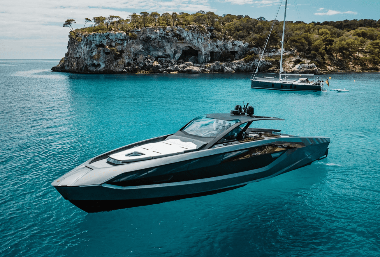 Noleggio yacht a motore premium a Maiorca: goditi il ​​lusso nel cuore del Mediterraneo