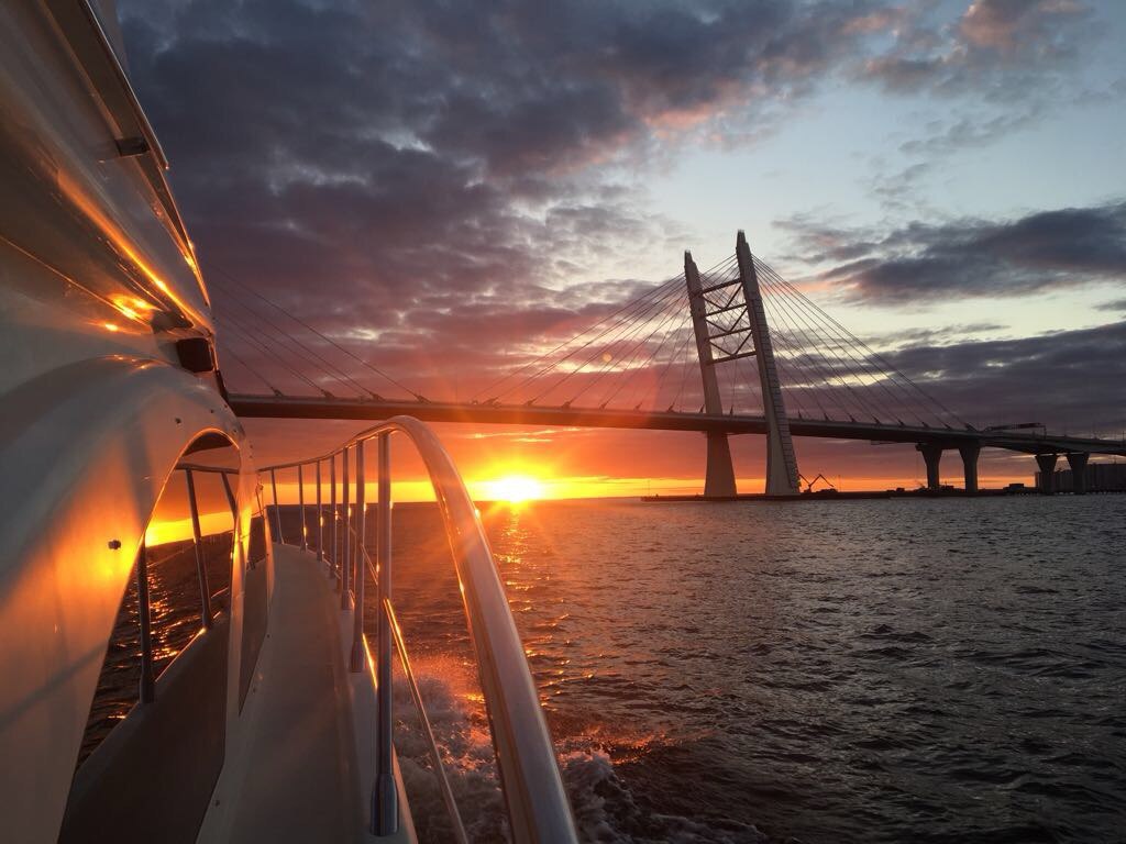 Fangen Sie die „goldene Stunde“: Mieten Sie eine Yacht in Dubai