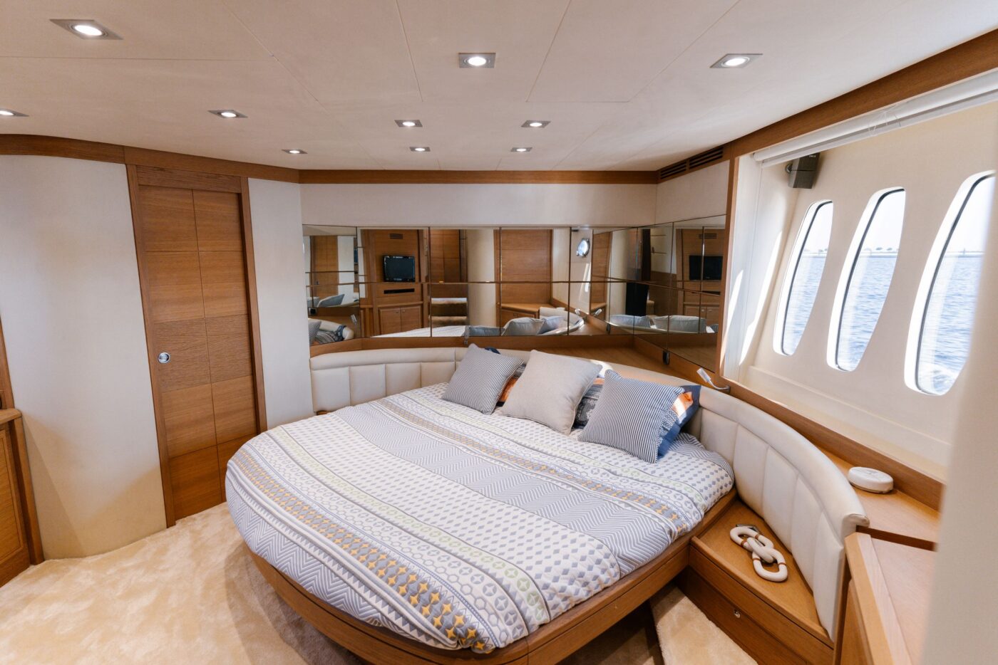Яхта Princess 70 Grey Shark