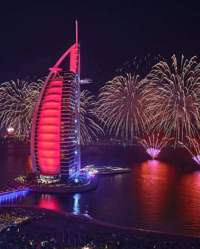 How was the New Year 2025 in Dubai?: Yachts, fireworks and a little magic